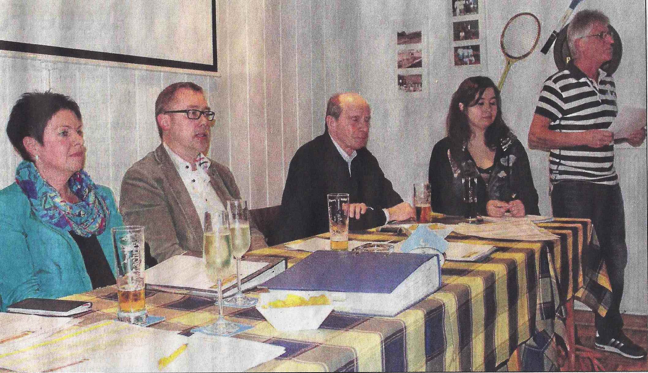 Kassiererin Ulrike Herbel, Vorsitzender Michael Heumann, der zweite Vorsitzende Jochen Menke und Jugendwartin Madeleine Hanses (von links) verfolgen Reiner Faniengs Ausführungen zum neuen Spielmodus der Clubmeisterschaft. Foto: Bröer