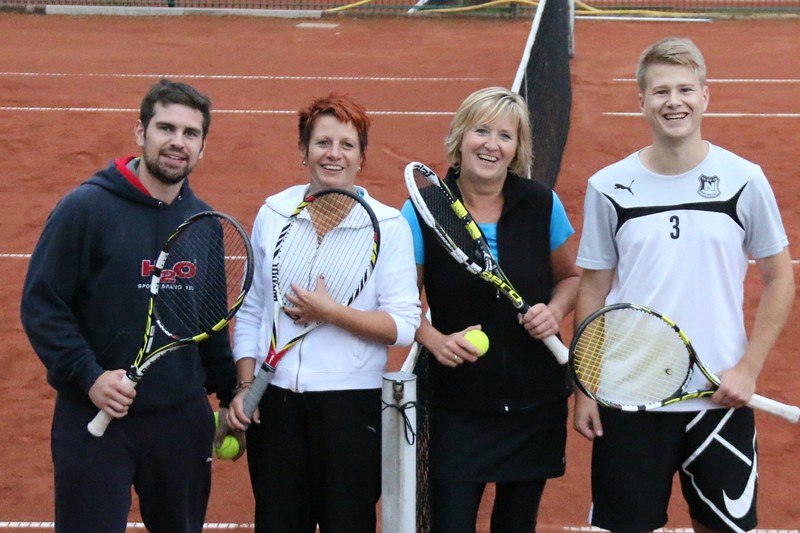Christopher und Sabine Fanieng (von rechts) setzten sich im Mixed-Finale gegen Kerstin Barsekow und Tim Gurol durch. Foto: privat